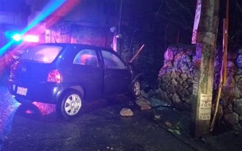 Se salvó Choca contra poste y derriba cables de luz El Sol de