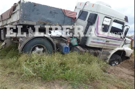 Un camión quedó enterrado a causa de una mala maniobra El vehículo