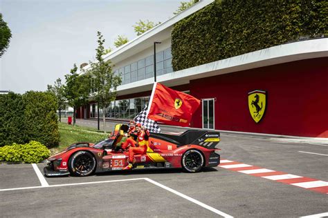 Les Deux Ferrari P Dans Les Rues De Maranello Apr S La Victoire Aux