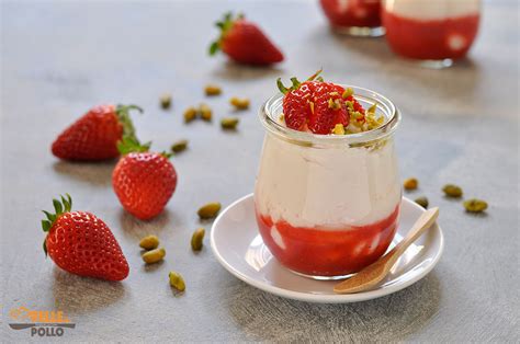 Mousse Allo Yogurt Greco E Fragole Fresche Pelle Di Pollo