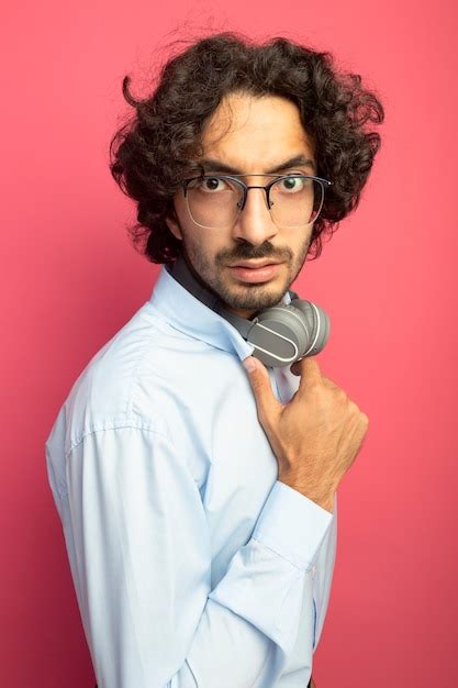 Impresionado Joven Apuesto Hombre Cauc Sico Con Gafas Y Auriculares En