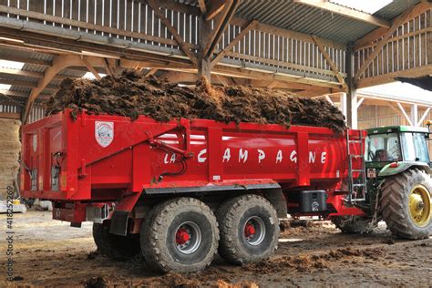 Curage Fumier D Une Stabulation De Bovins Pour Pandage Dans Les Champs