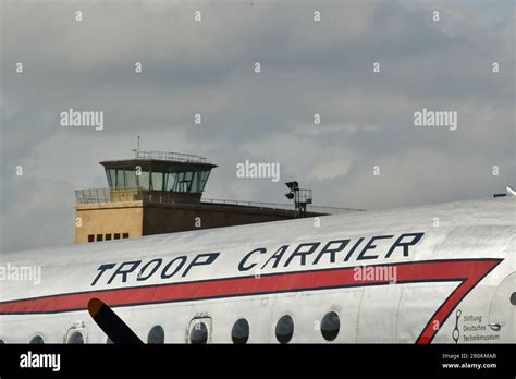 Douglas C 54 Skymaster Candy Bomber Airlift Berlin Tempelhof Stock