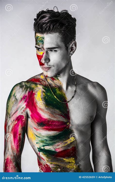 Homem Novo Atrativo Descamisado Pele Pintada All Over Cores Imagem