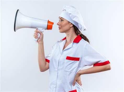 De Pie En La Vista De Perfil Joven Cocinera Vistiendo Uniforme De Chef