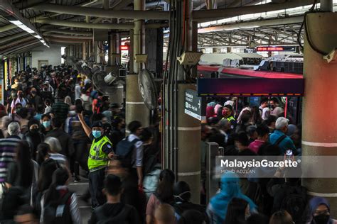 Suasana Waktu Puncak Perkhidmatan Lrt Laluan Ampang