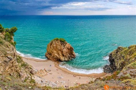 Descubre la belleza natural de Cala Playa Illa Roja Un paraíso