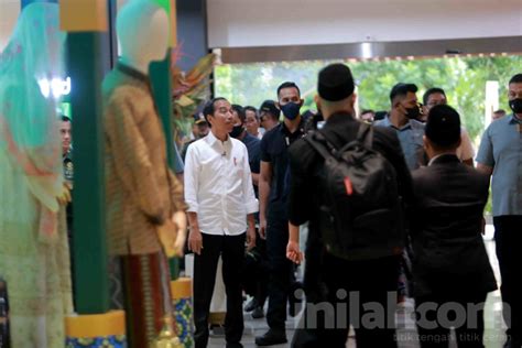 Foto Presiden Joko Widodo Sapa Pengunjung Saat Sambangi Sarinah