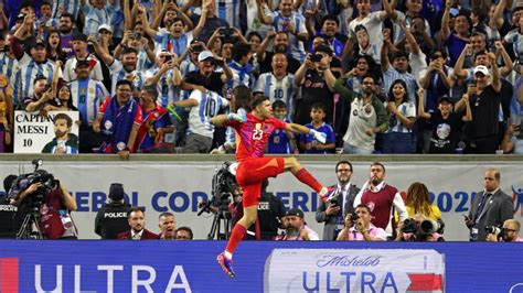 'Dibu' Martínez recreates penalty heroics for Argentina against Ecuador ...