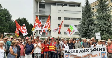 Vidéo Une centaine de personnes réunies devant le centre hospitalier d