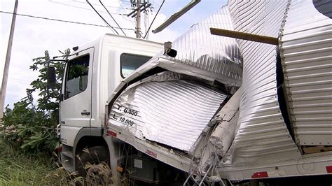 CAminhão bate em poste na Via Expressa de Betim MG2 G1