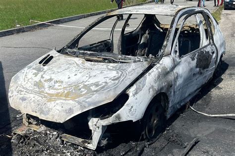 Auto Distrutta Dalle Fiamme Lungo La Provinciale A Roasio Le Foto