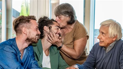 Cómo reaccionar cuando un hijo confiesa que es gay Aprende a escucharlos y apoyarlos Shows