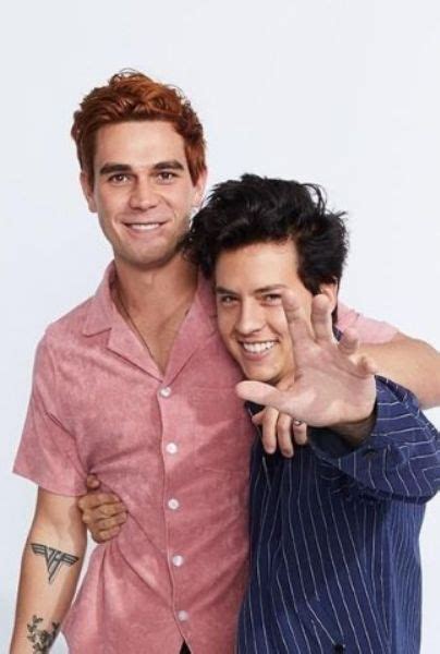 ¡son Como Hermanos Kj Apa Y Cole Sprouse Están Pasando La Cuarentena Juntos Xoxo