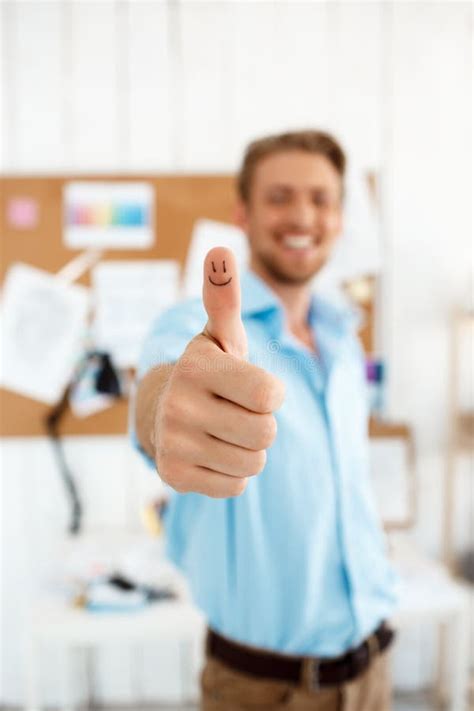 Hombre De Negocios Sonriente Hermoso Joven Que Muestra El Pulgar Para