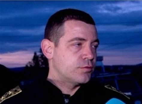 Намушканият служител на реда е нападнат в гръб