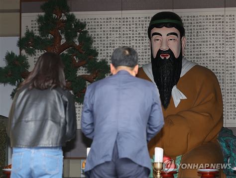 개천절 맞아 단군성전 찾은 시민들 연합뉴스