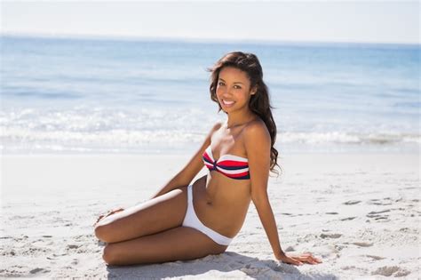 Mujer Bronceada Sexy En Bikini Sonriendo A La C Mara Foto Premium