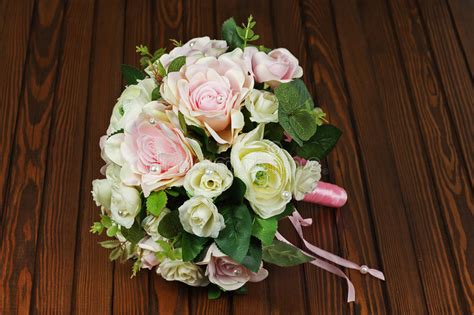 Ramalhete Do Casamento Das Rosas Brancas E Cor De Rosa No Fundo De