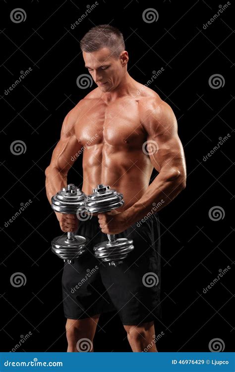 Halterofilista Muscular Que Guarda Dois Pesos Imagem De Stock Imagem