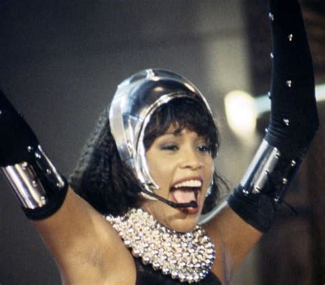 60 Anos De Whitney Houston Relembre Alguns De Seus Looks Em O Guarda