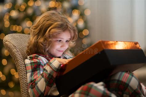 Kind Met Kerstcadeau In Santa Red Hat Kerstmis En Nieuwjaar