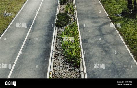 Grass Median Strip Hi Res Stock Photography And Images Alamy