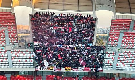 Bari Cosenza Tifosi Rossoblu Stregano Il San Nicola Complimenti