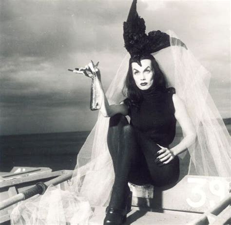 Pin By Massimo Cesarii On Witches Vampira Goth Horror Icons