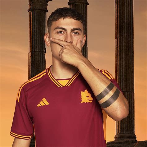 La Roma presentó su camiseta para la temporada 2023 24 y enamora al