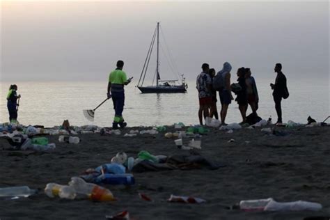 Recogidas Toneladas De Basura En Las Playas De M Laga Tras La Noche