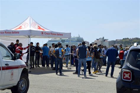 Sbarco Al Porto Di Crotone Tra I Migranti Anche Un Bimbo Di Giorni