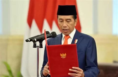 ASYIK Jokowi Sahkan Aturan Gaji Pokok Dan Tunjangan Bagi PNS Tahun