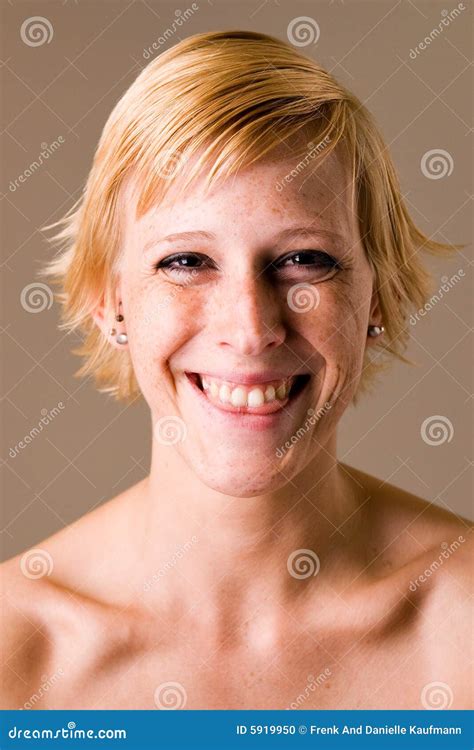 Fille Blonde Avec Le Cheveu Court Effectuant L Amusement Photo Stock Image Du Flirter Femelle