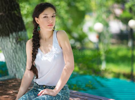 Femme S Asseyant Sur Le Banc Photo Stock Image Du Seul Languettes