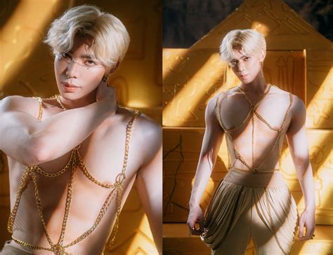 Erik tung bộ ảnh bán nude khoe body vạm vỡ