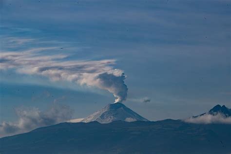 El volcán ecuatoriano Cotopaxi emite una nube de ceniza de un kilómetro