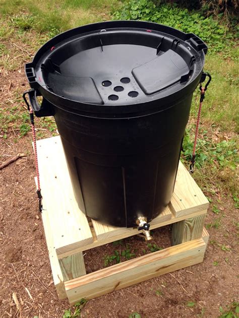 DIY Garbage Can Rain Barrel