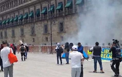 Normalistas De Ayotzinapa Lanzan Artefactos Explosivos Contra Palacio