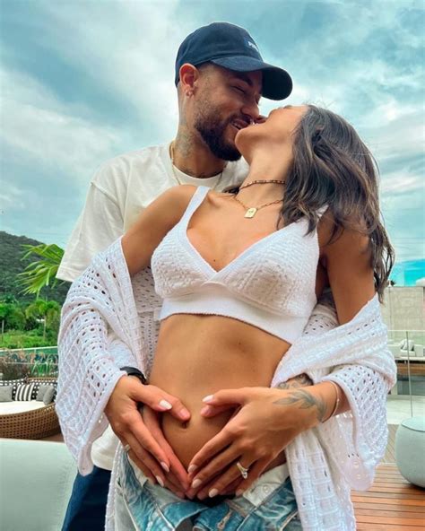 Neymar e Bruna Biancardi surgem de braços dados em pré casamento