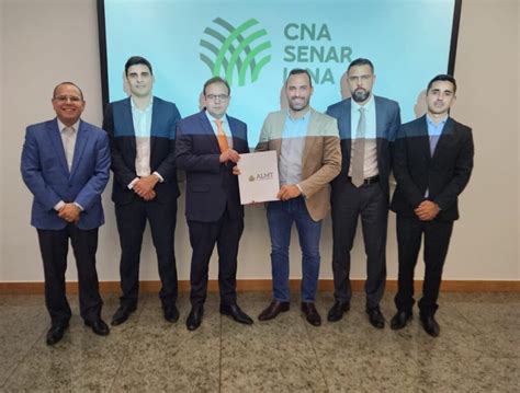 Em Brasília deputado Reck Junior entrega relatório final da Câmara da