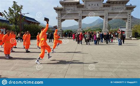 Estudiar A Los Monjes De Kung Fu En Los Edificios Antiguos De Shaolin