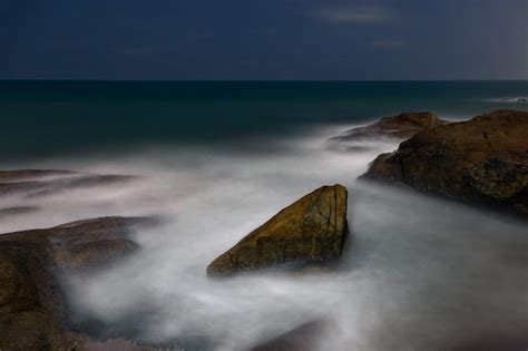 Paisagem Noturna Espuma Turva Brilhante Por Ondas Quebrando Em