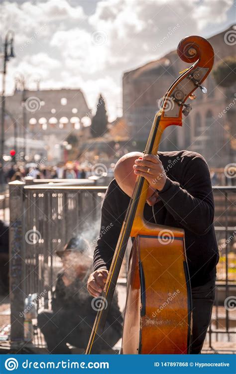 Faixa Da M Sica Que Executa Um Concerto P Blico Em Roma Foto De Stock