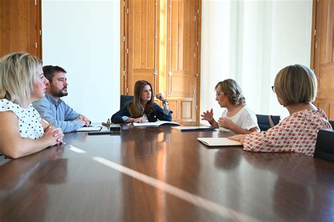 La Alcaldesa Se Re Ne Con Arconatura Para Escuchar Sus Inquietudes Y