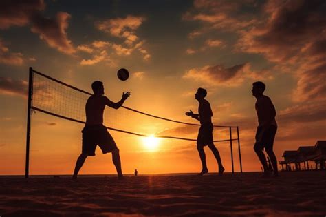 Jugadores Masculinos De Voleibol De Playa Juegan Un Partido De Voleibol