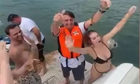 Bolsonaro ignora mortes no litoral de SP onde passava féria enquanto