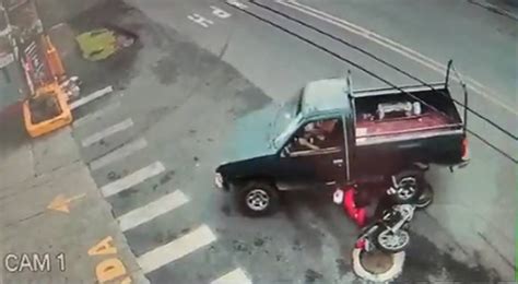 Motociclista Vive De Milagro Luego Que Un Pick Up Le Pasara Por Encima