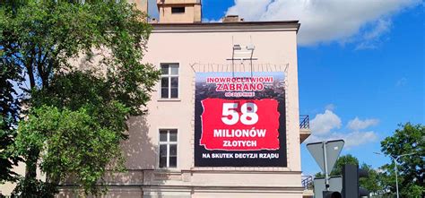 Inowrocław Niecodzienny baner na kamienicy Tak tłumaczy to ratusz