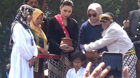 Istimewa Ribuan Wisatawan Saksikan Ruwatan Anak Rambut Gimbal Di Dieng